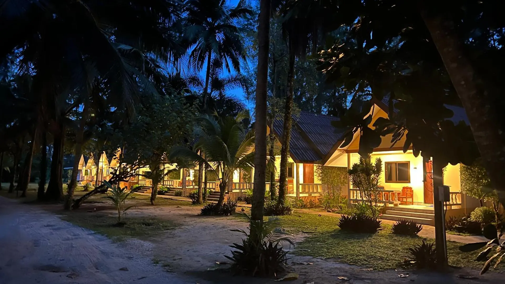 Ao Thong Beach Resort Bang Sak 3*,